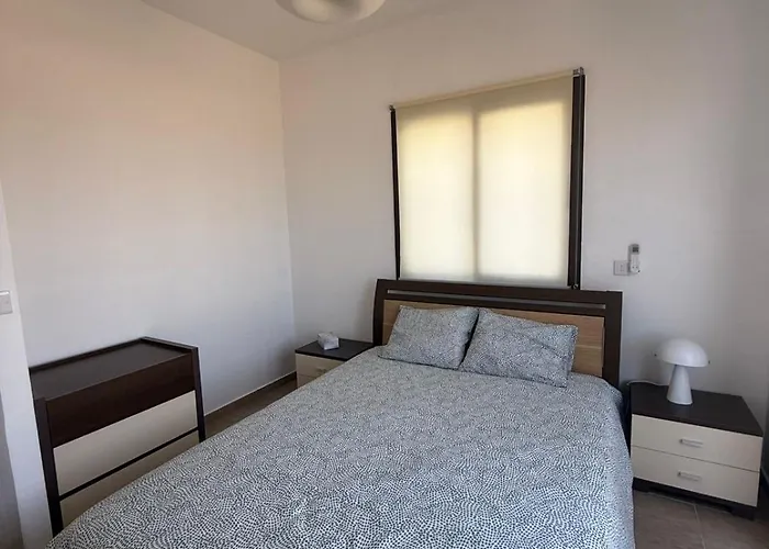 Dene Hollow Kapparis * Paralimni